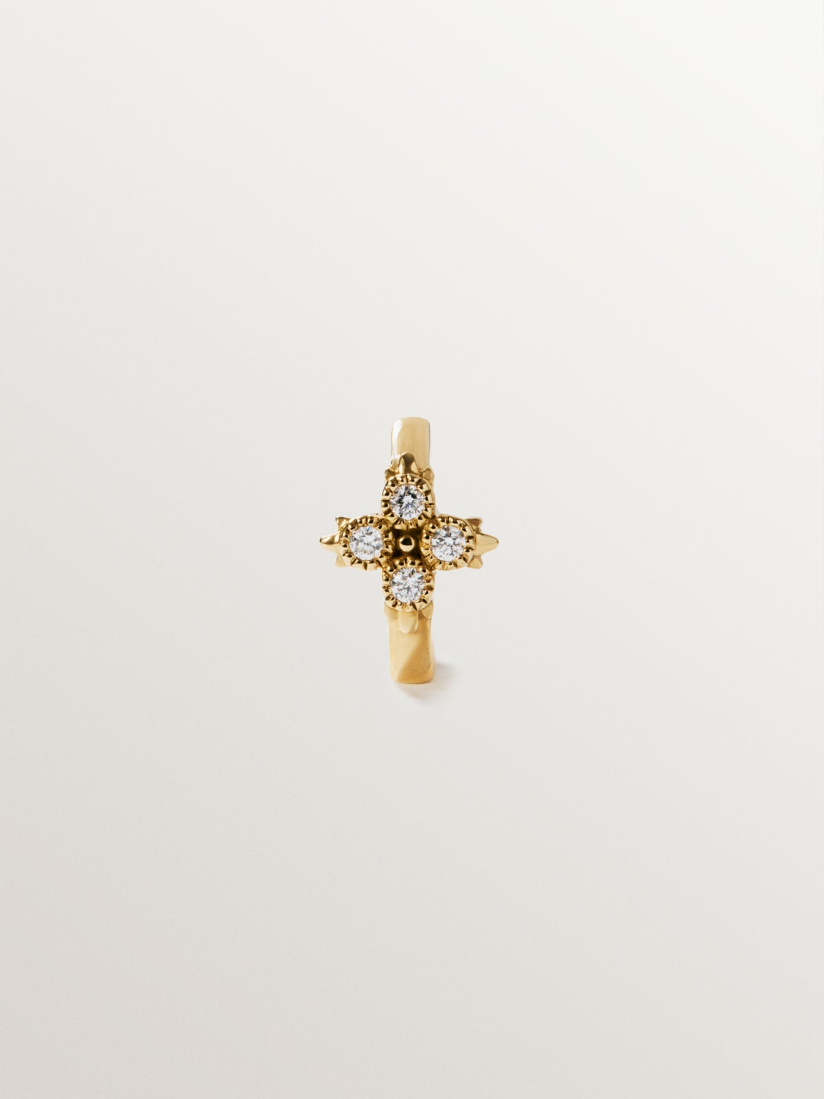 Pendiente individual de aro pequeño de oro amarillo de 18K con cruz de diamantes