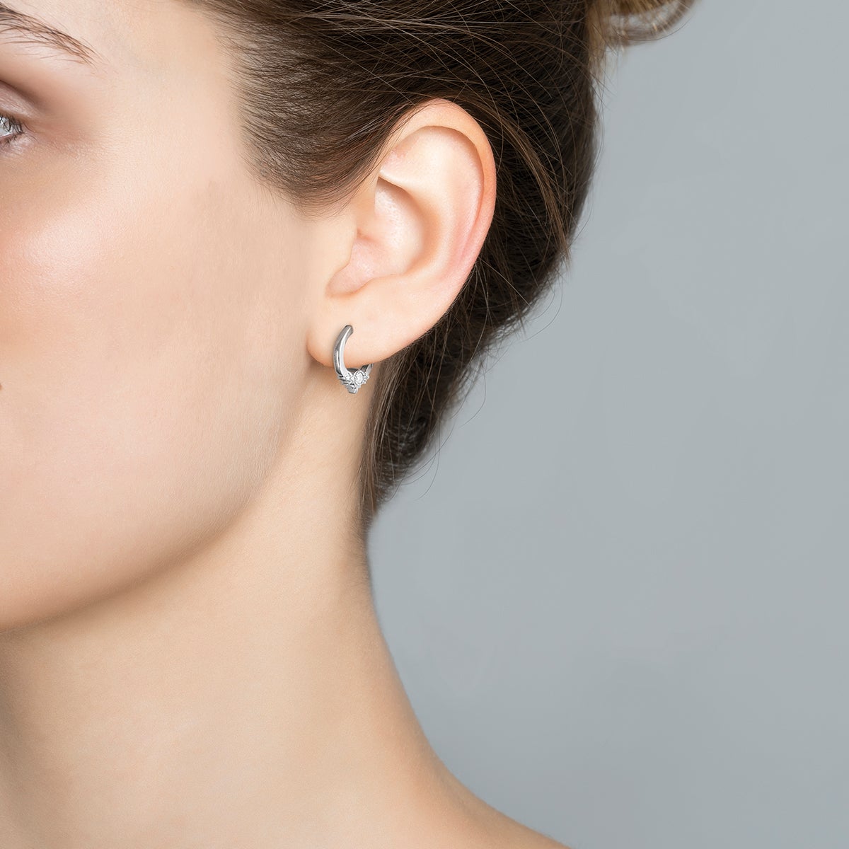 Arete de oro de 9 kt con diamante