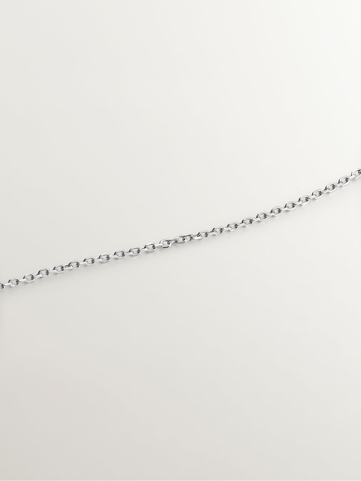 Colgante de oro blanco de 18K con cruz con diamantes blancos