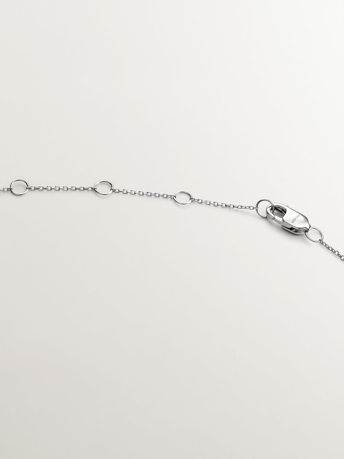 Colgante de oro blanco de 18K con cruz con diamantes blancos
