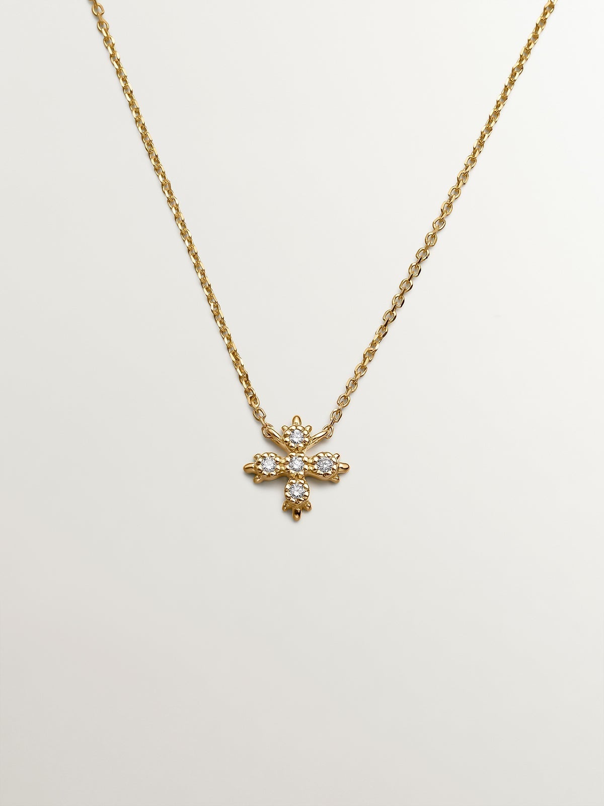 Colgante de oro amarillo de 18K con cruz de diamantes