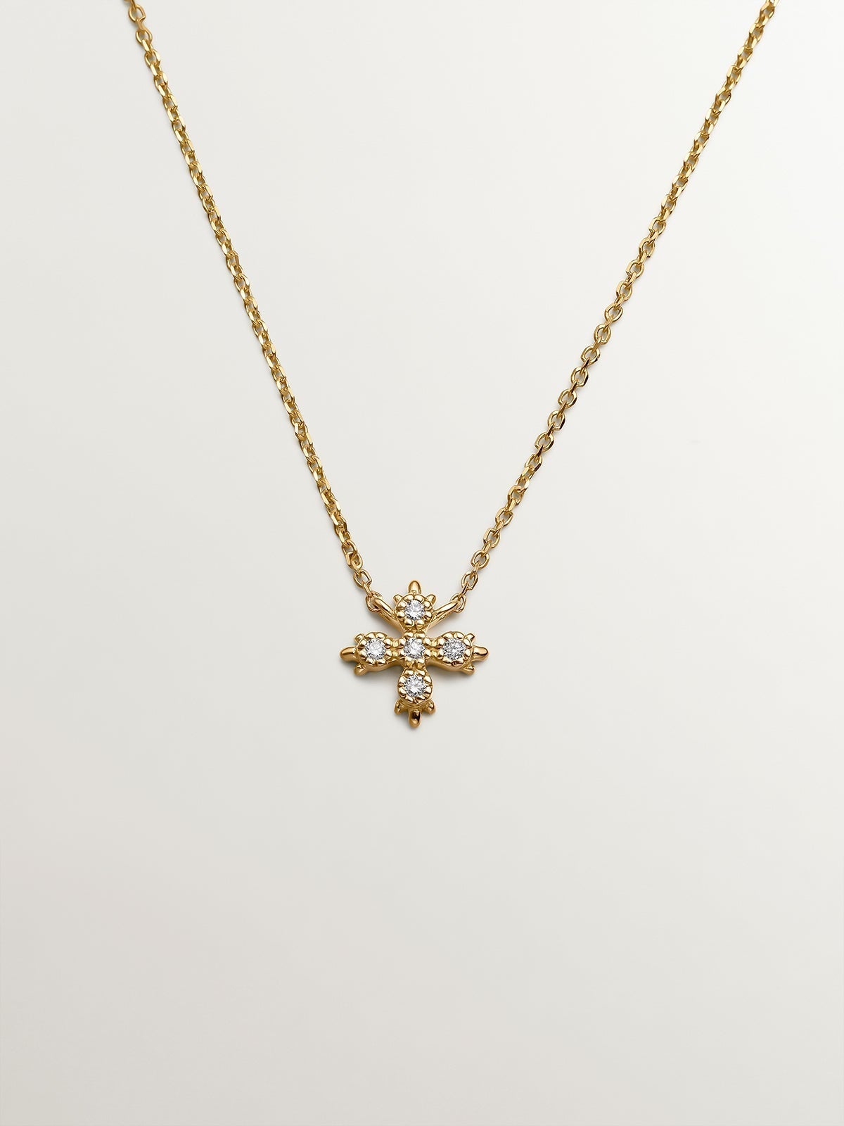 Colgante de oro amarillo de 18K con cruz de diamantes