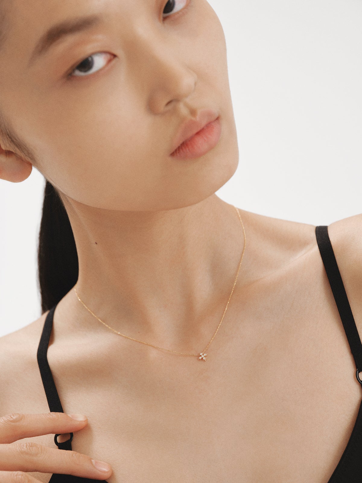 Colgante de oro amarillo de 18K con cruz de diamantes