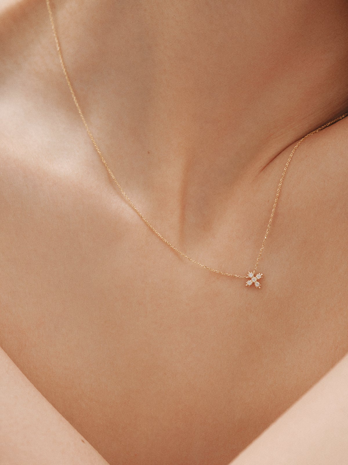 Colgante de oro amarillo de 18K con cruz de diamantes