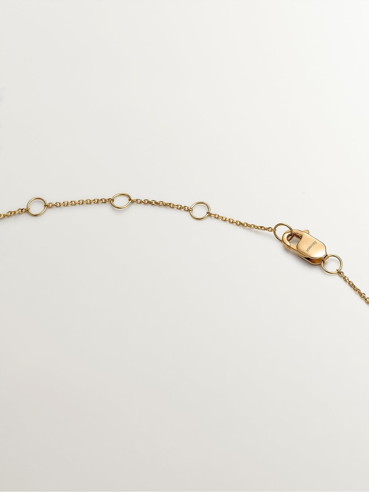 Colgante de oro amarillo de 18K con cruz de diamantes