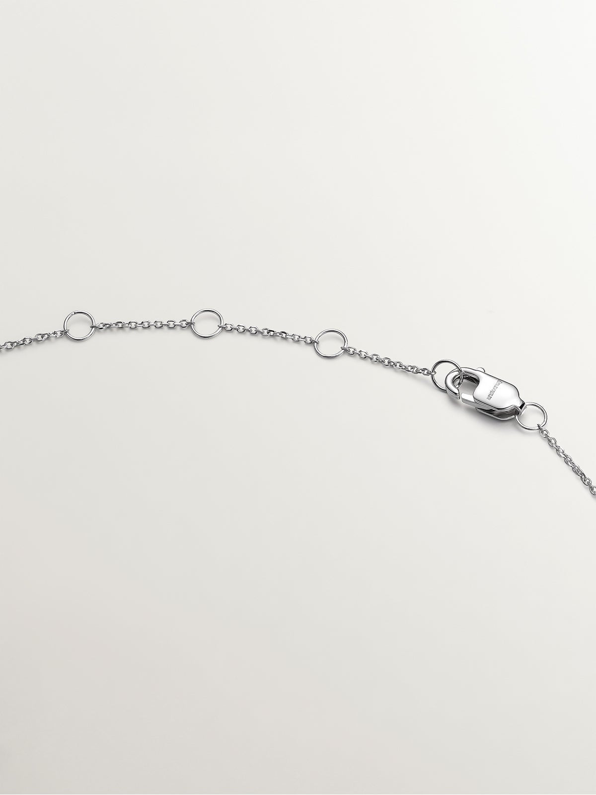 Colgante de oro blanco de 9K con gota y diamantes blancos