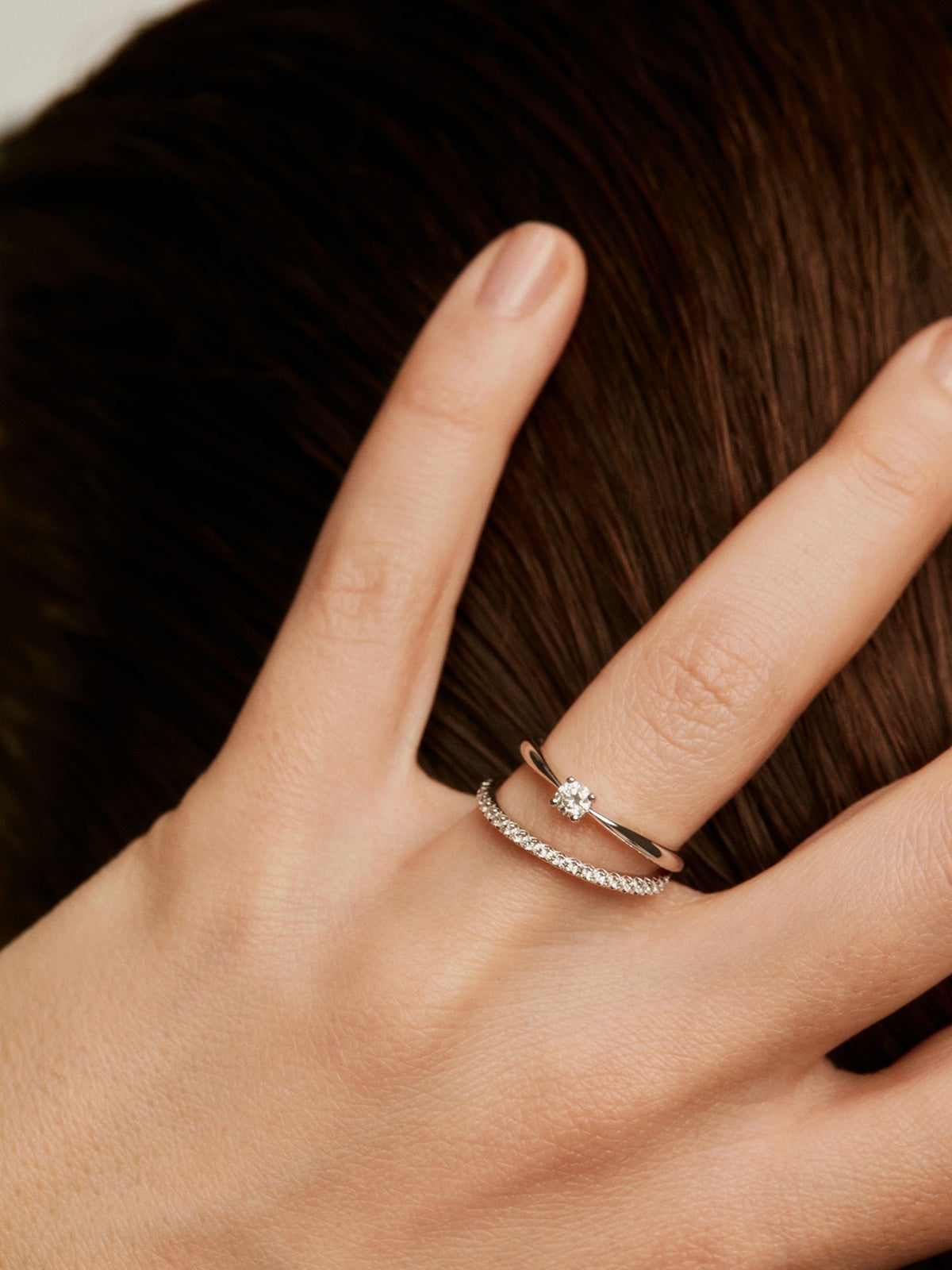 Anillo solitario de oro blanco de 18K con diamante en talla brillante