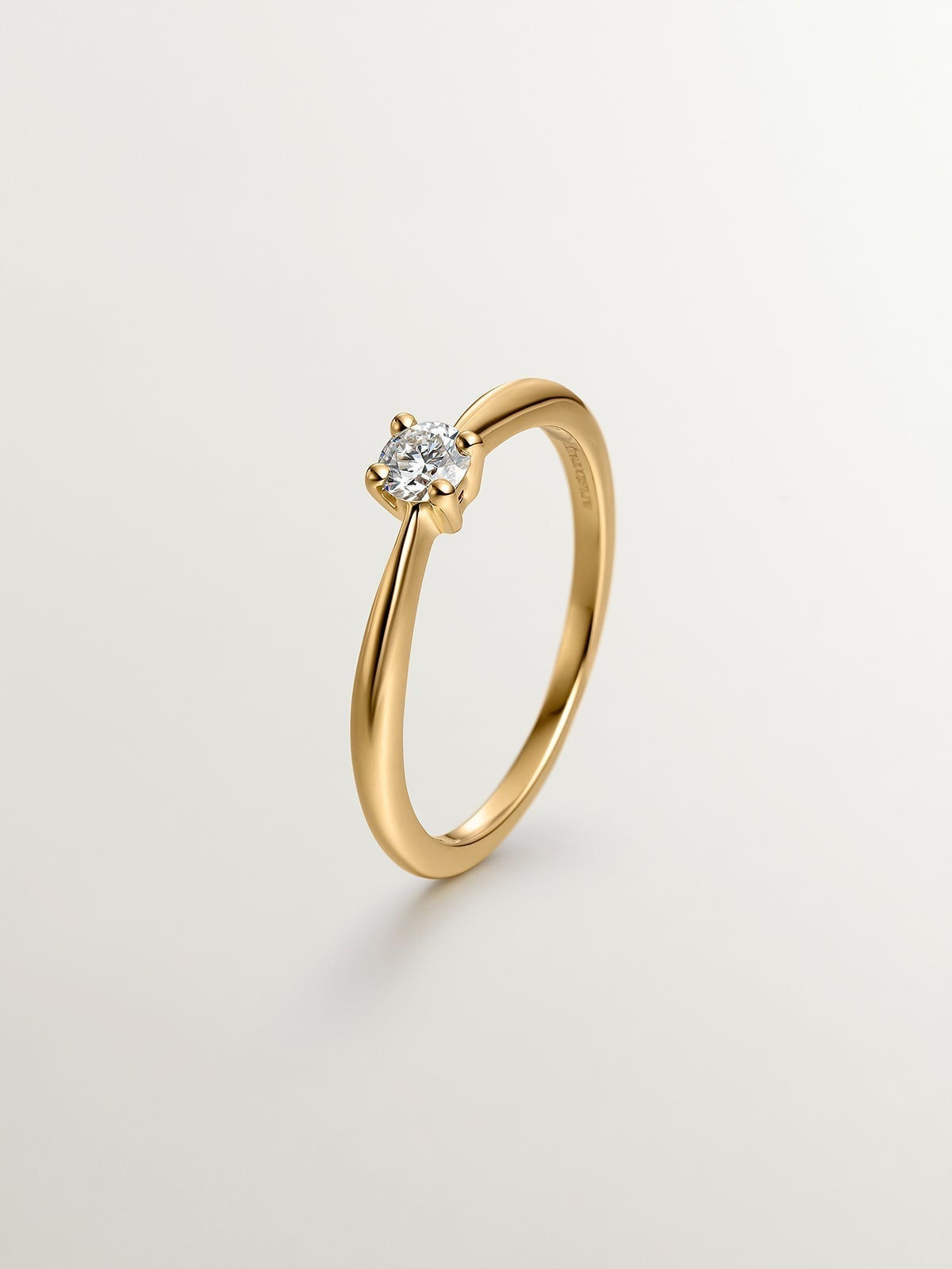 Anillo tipo solitario de oro amarillo de 18K con diamante 0,08 cts