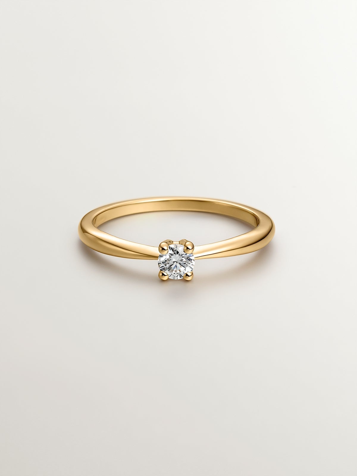 Anillo tipo solitario de oro amarillo de 18K con diamante 0,08 cts