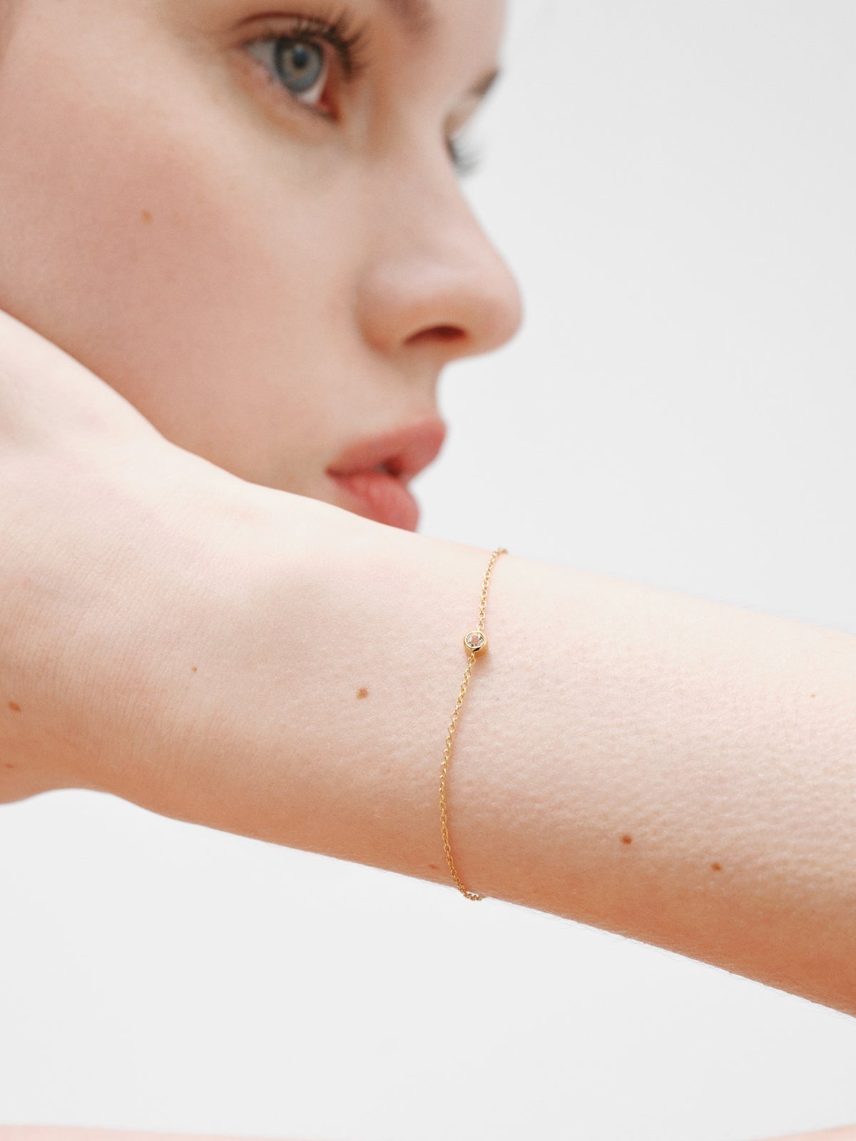 Pulsera solitario de plata 925 bañada en oro amarillo de 18K con topacio blanco