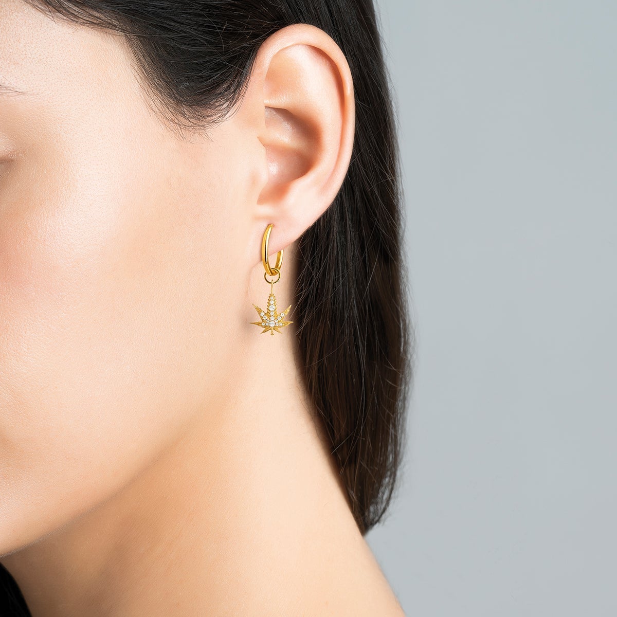 Charm de plata 925 bañada en oro amarillo de 18K con topacios blancos y forma de hoja