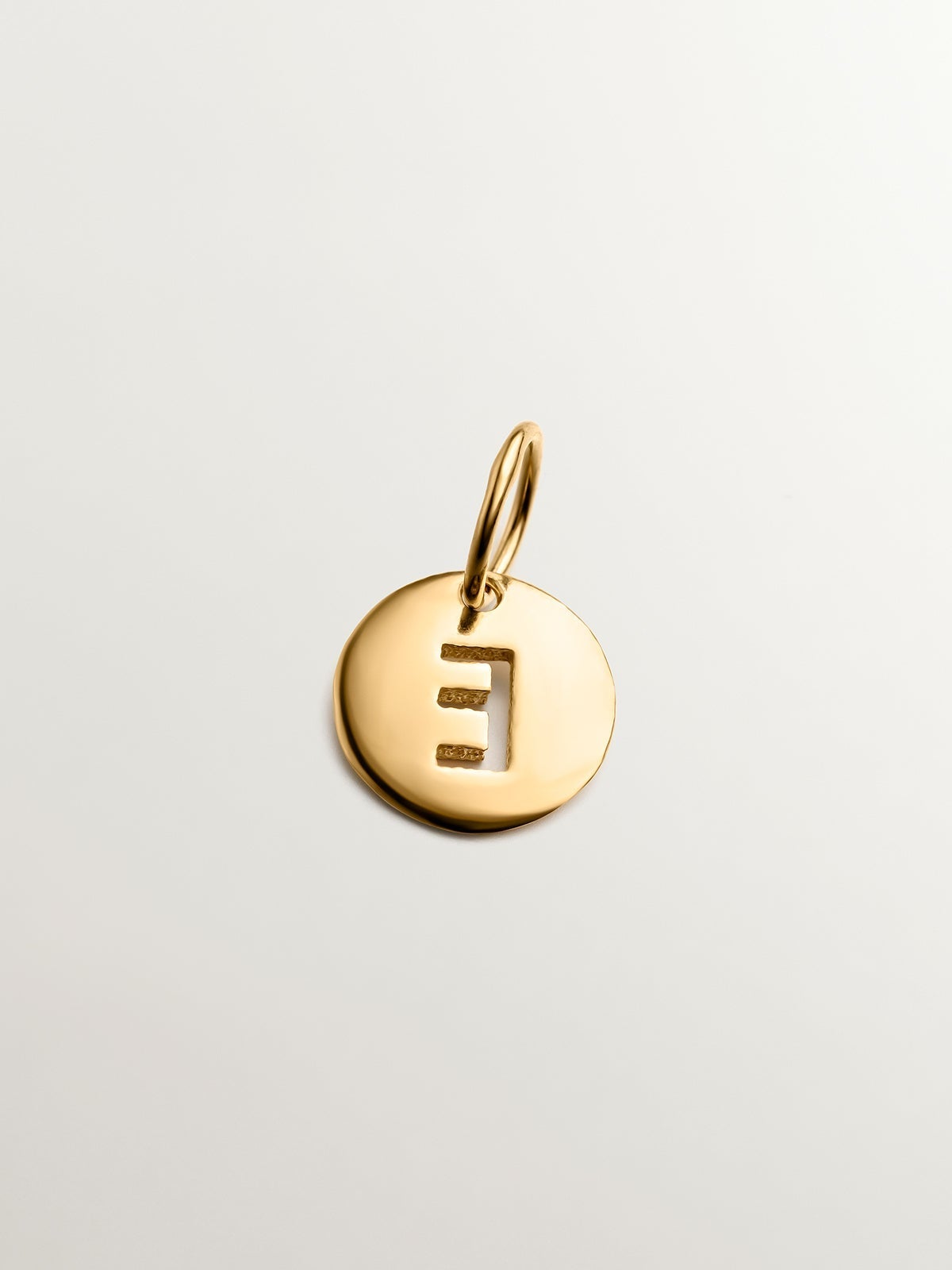 Charm de plata 925 bañada en oro amarillo de 18K con inicial E