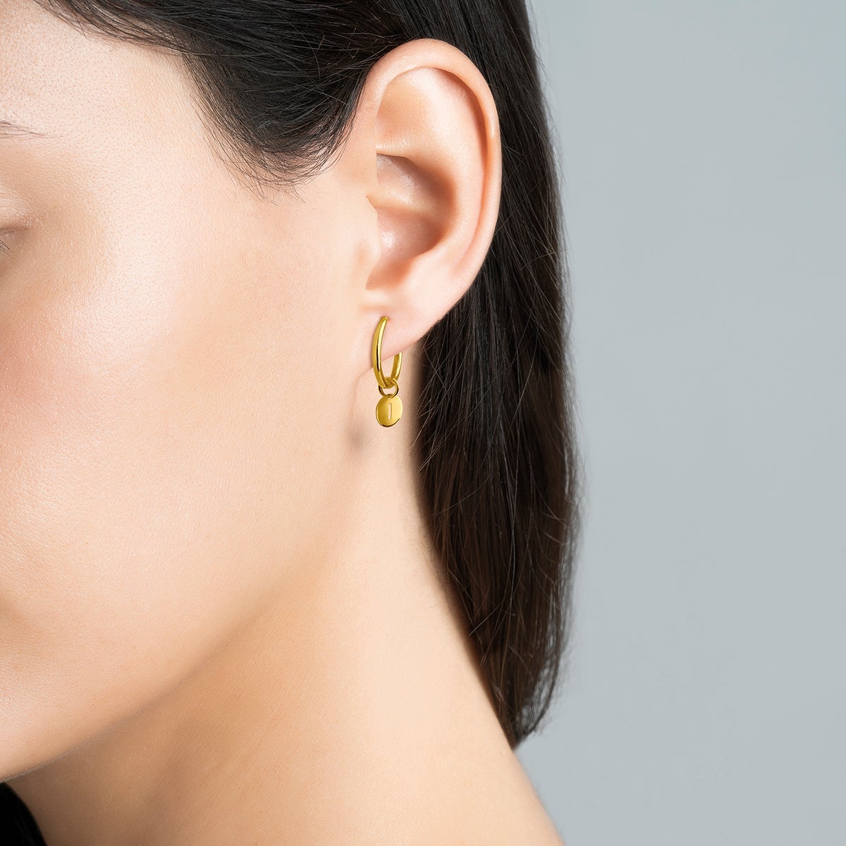 Charm de plata 925 bañada en oro amarillo de 18K con inicial I