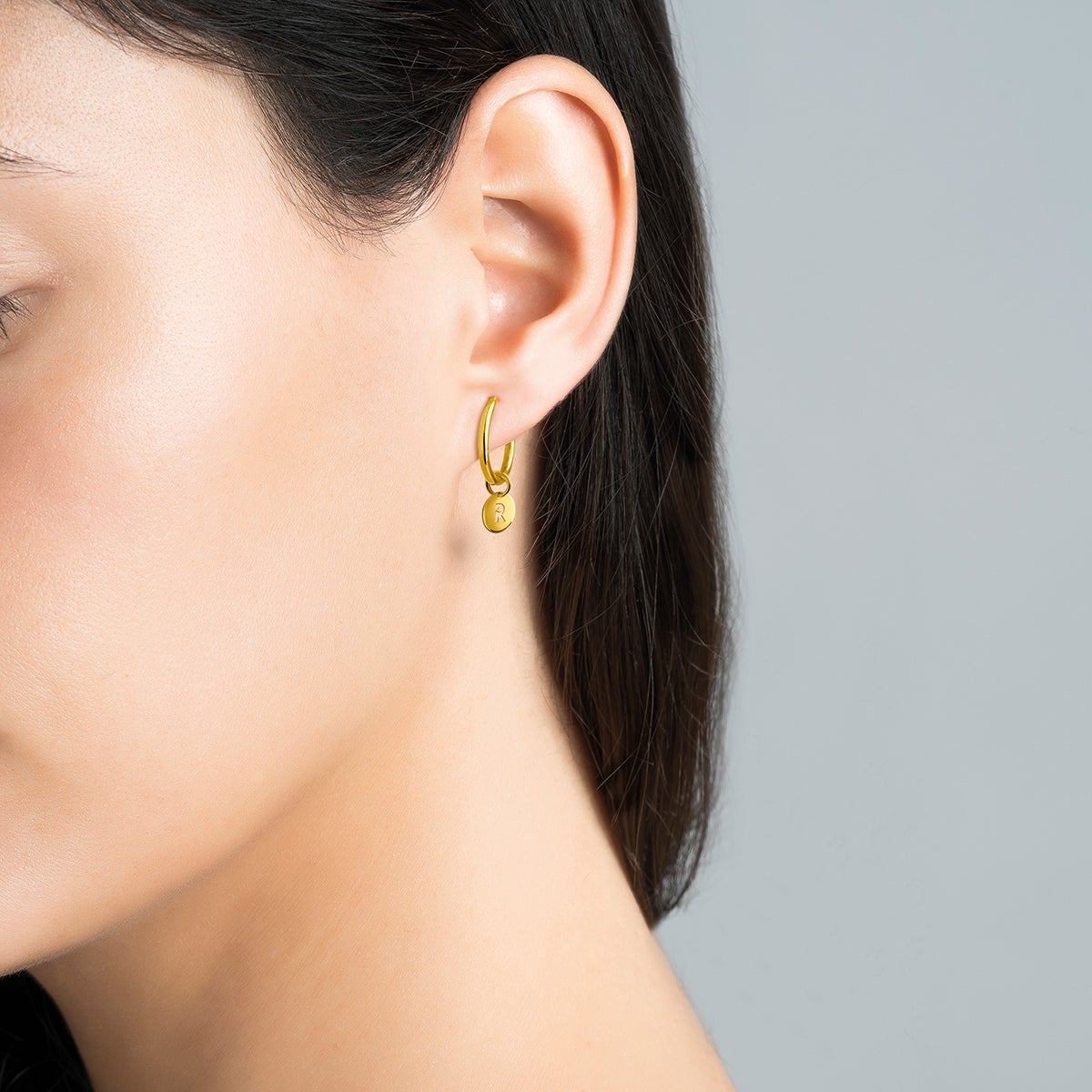 Charm de plata 925 bañada en oro amarillo de 18K con inicial R