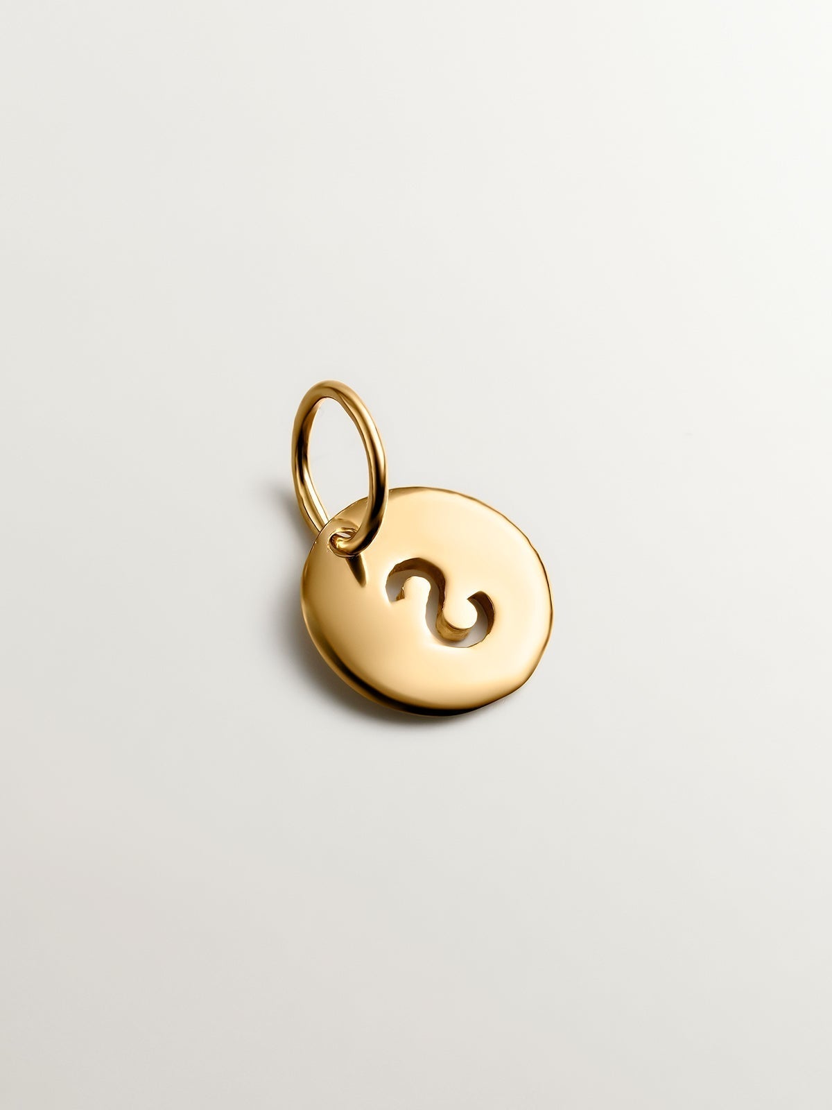 Charm de plata 925 bañada en oro amarillo de 18K con inicial S