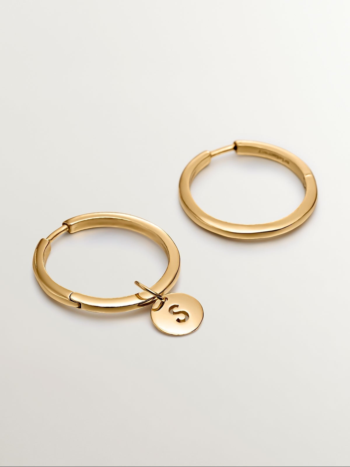 Charm de plata 925 bañada en oro amarillo de 18K con inicial S