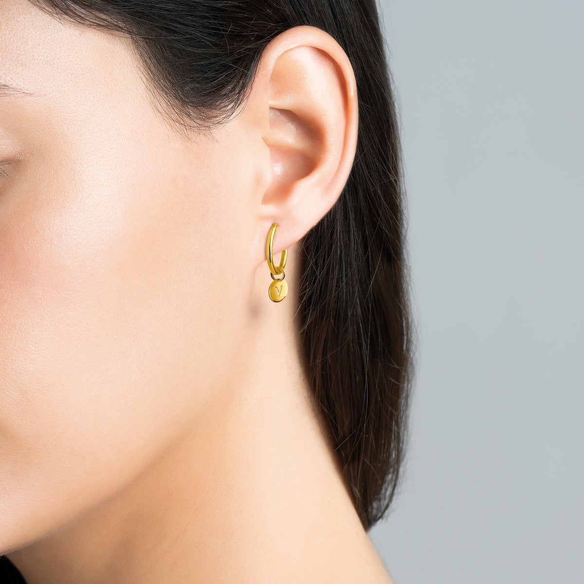 Charm de plata 925 bañada en oro amarillo de 18K con inicial V