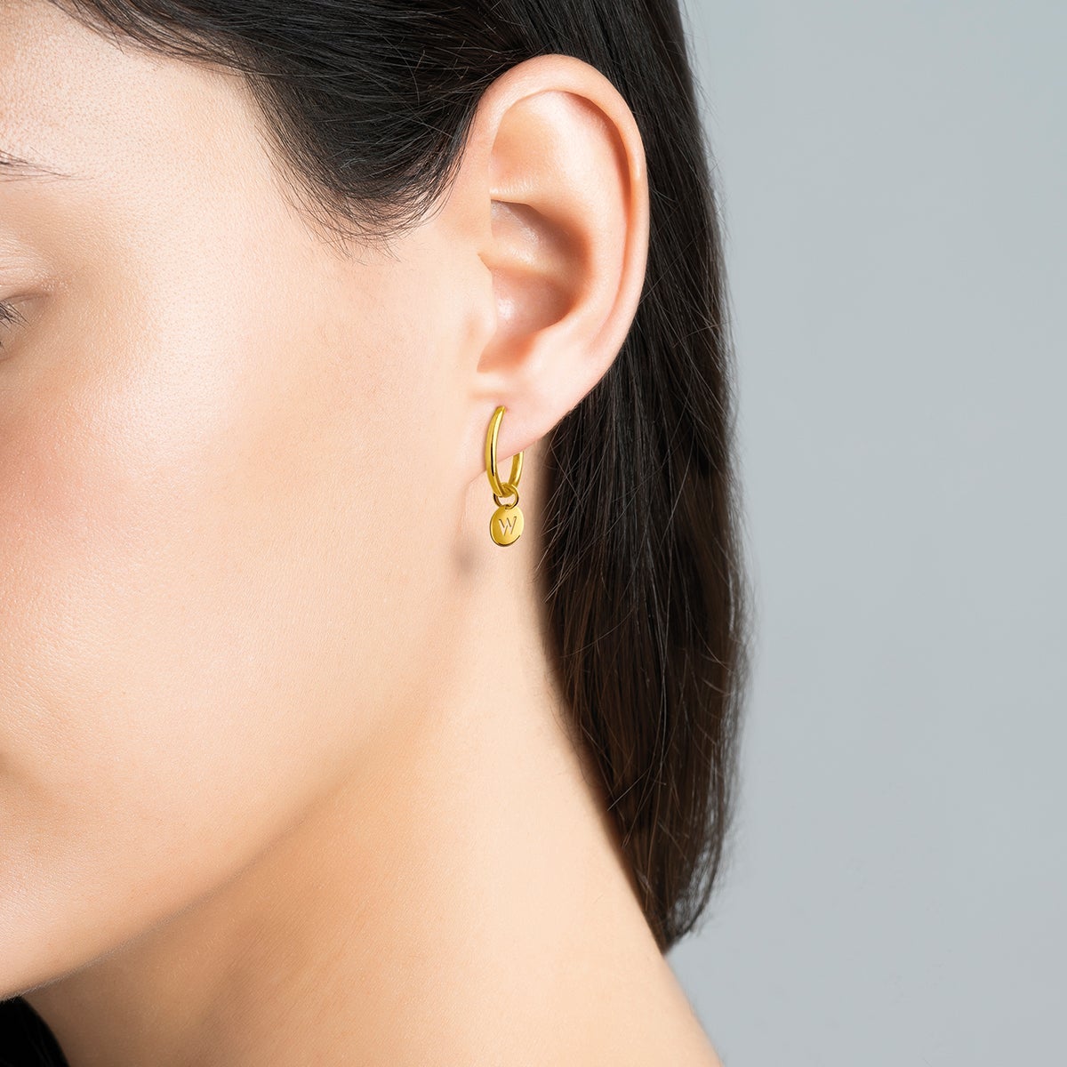 Charm de plata 925 bañada en oro amarillo de 18K con inicial W
