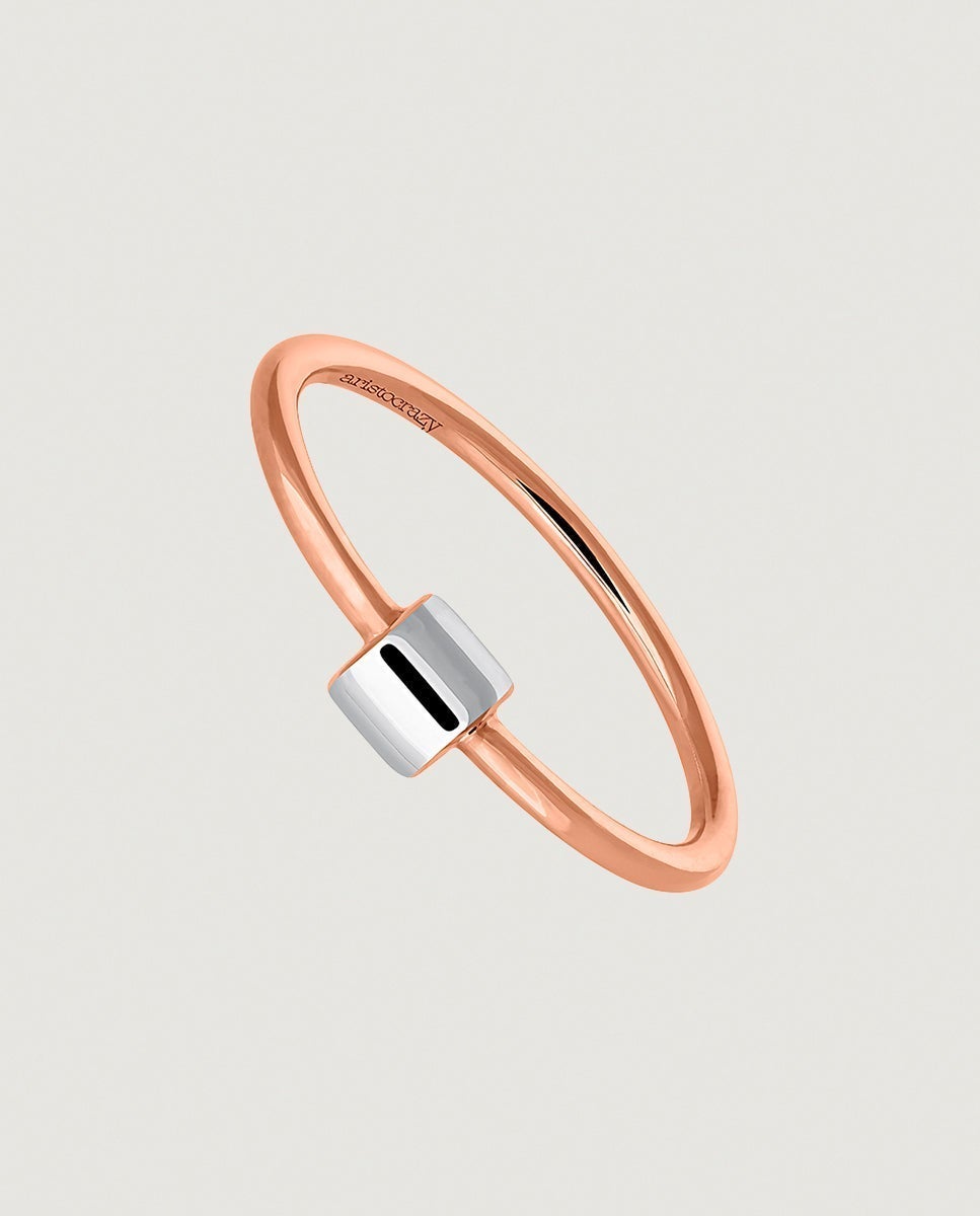 Anillo de plata bañada en oro rosa con motivo central