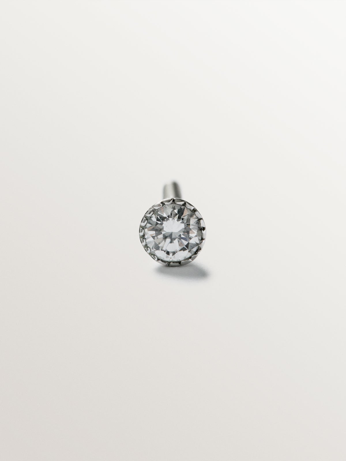 Pendiente individual de oro blanco de 9K con diamante
