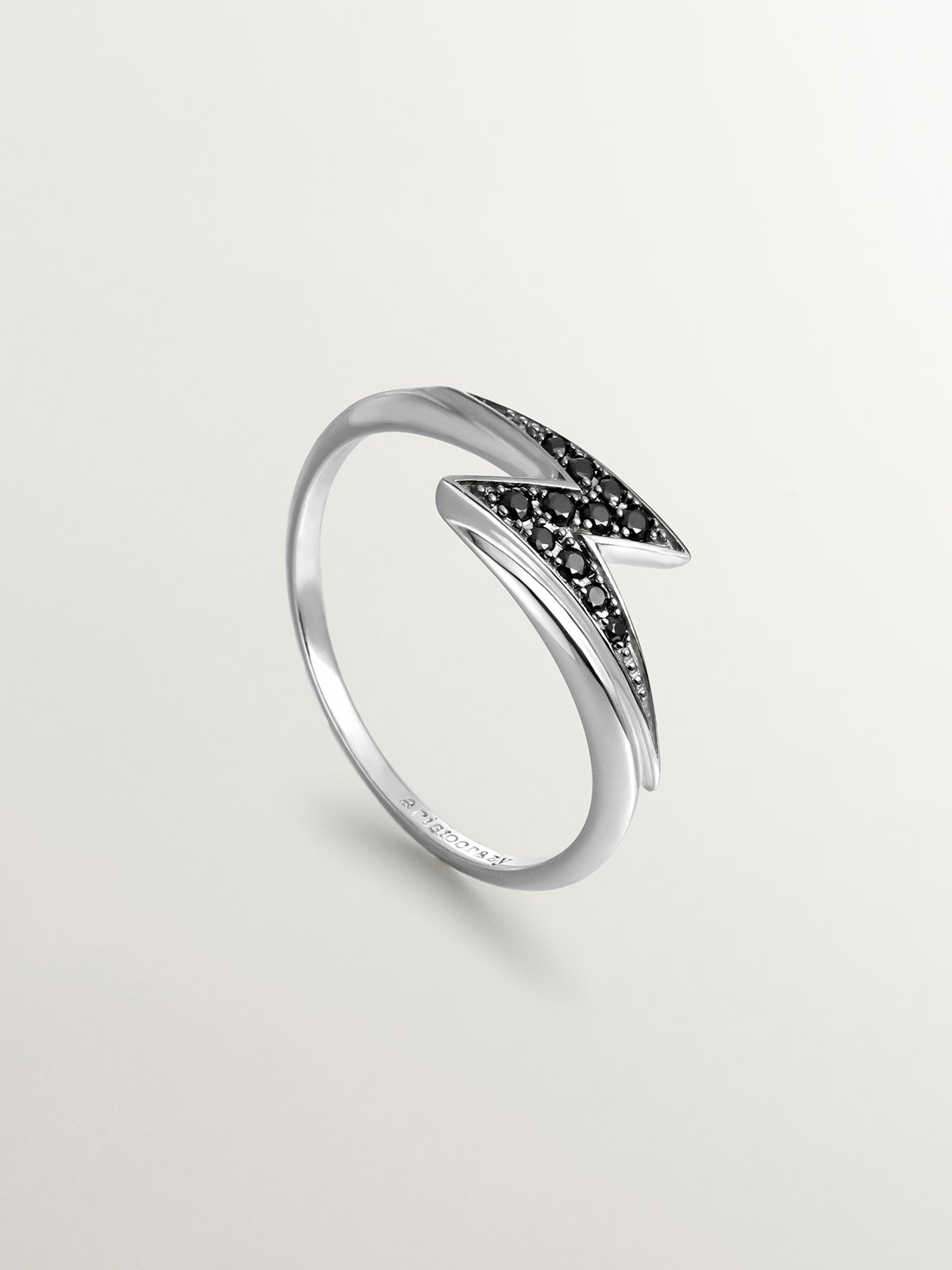 Anillo de plata 925 con rayo y espinelas negras