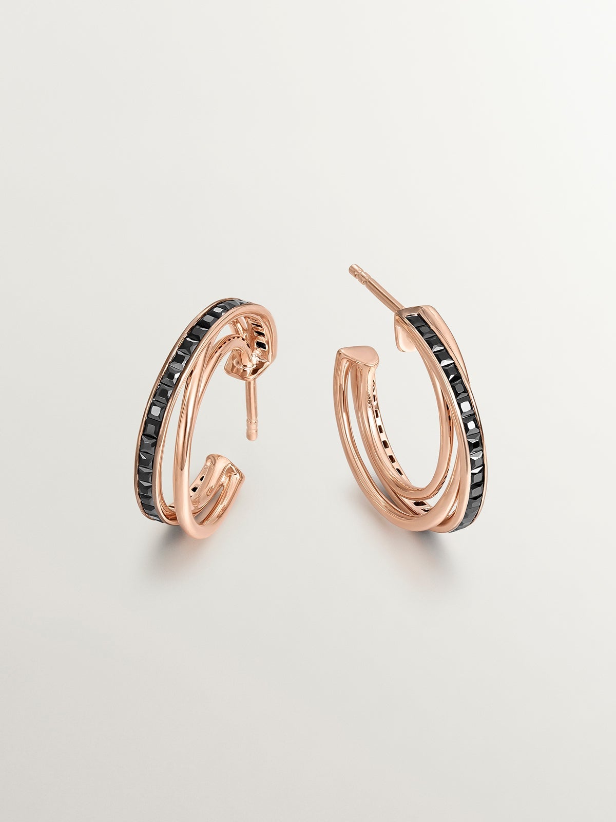 Pendientes de aro triple de plata 925 bañada en oro rosa de 18K con espinelas negras
