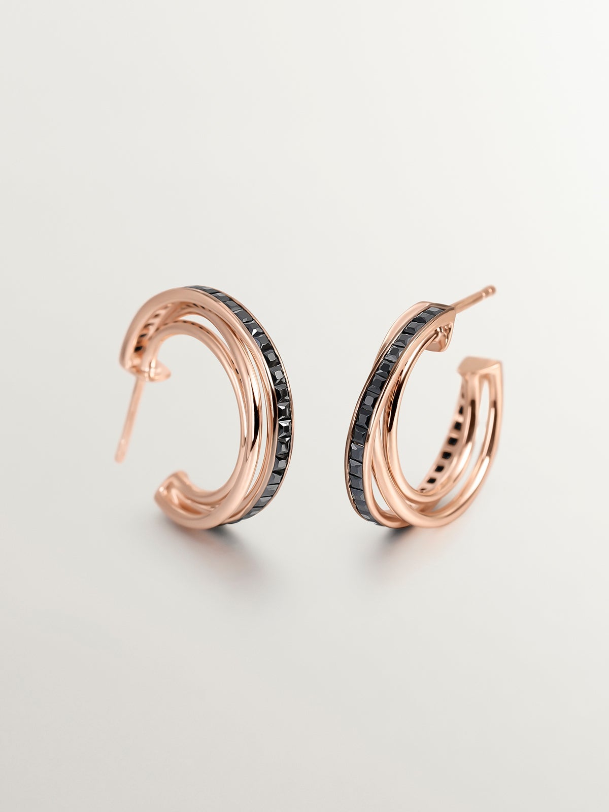 Pendientes de aro triple de plata 925 bañada en oro rosa de 18K con espinelas negras
