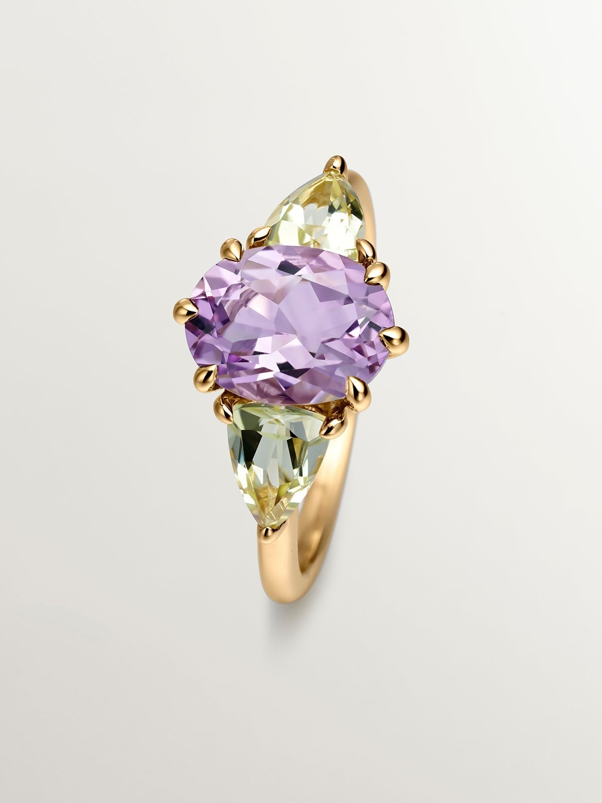Anillo tresillo de plata 925 bañada en oro amarillo de 18K con amatista morada y cuarzos amarillos