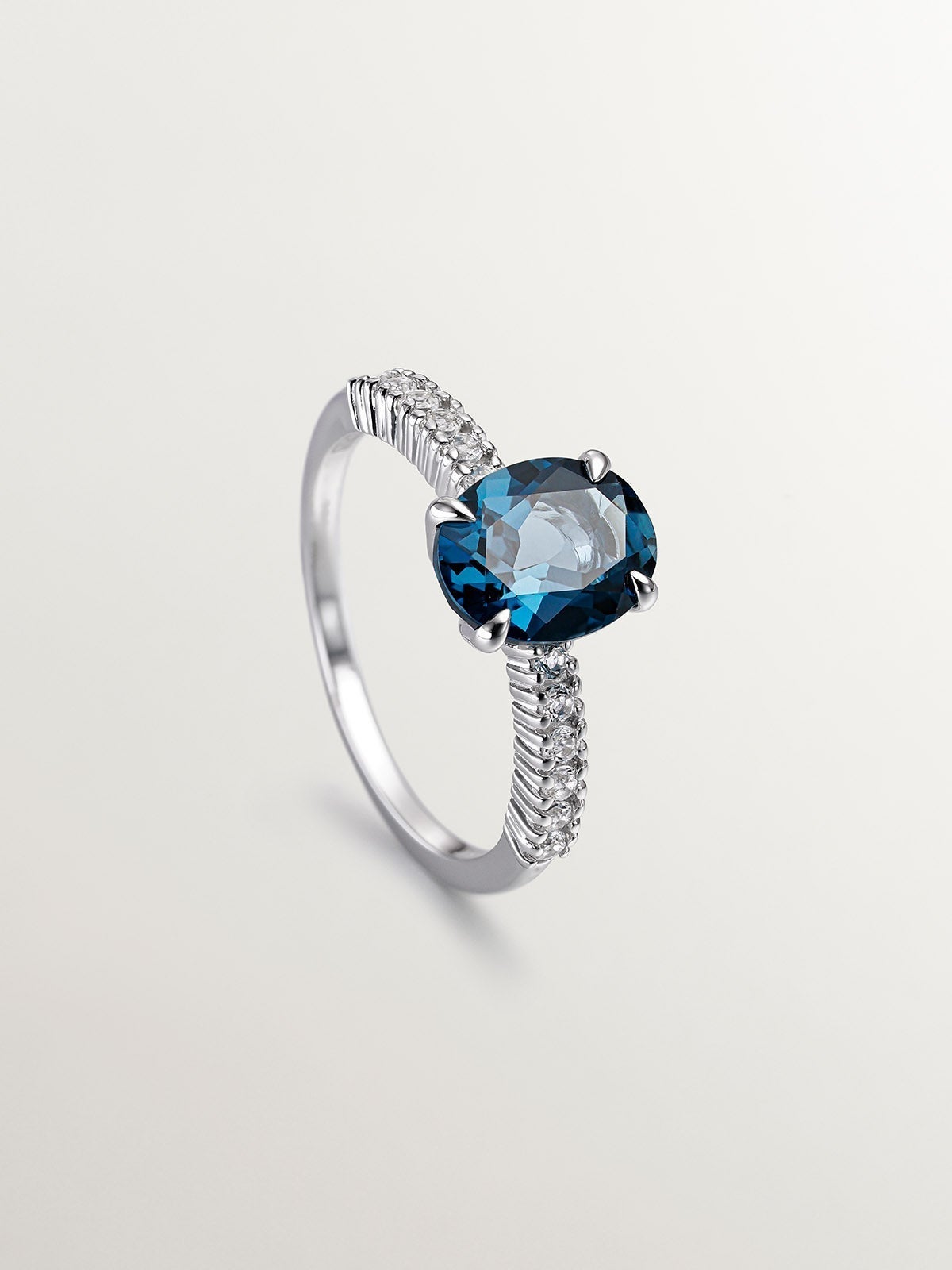 Anillo de plata 925 con topacios azul y blancos