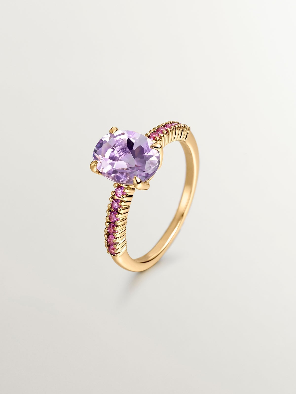 Anillo de plata 925 bañada en oro amarillo de 18K con amatista morada y rodolitas rosas