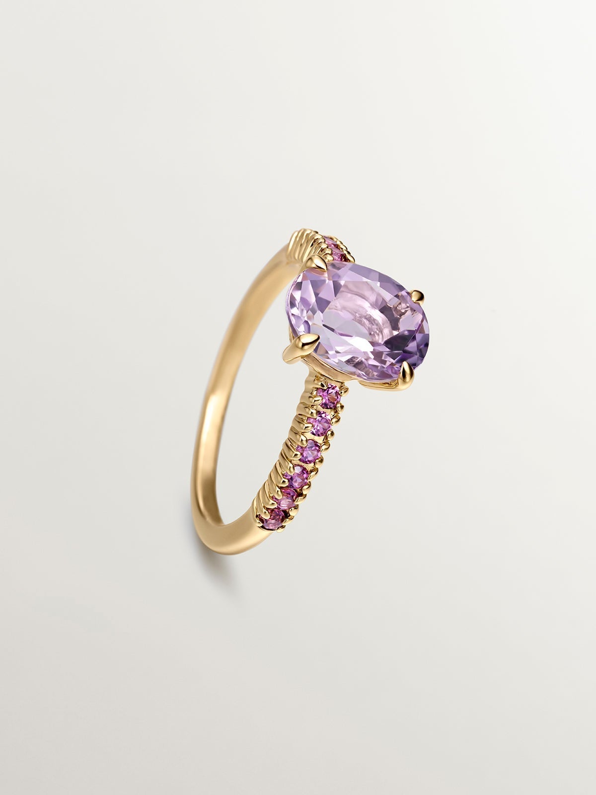 Anillo de plata 925 bañada en oro amarillo de 18K con amatista morada y rodolitas rosas
