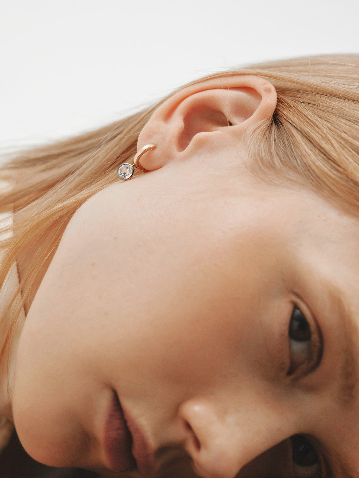 Pendientes de aro bicolor de plata 925 bañada en oro amarillo de 18K con topacios blancos