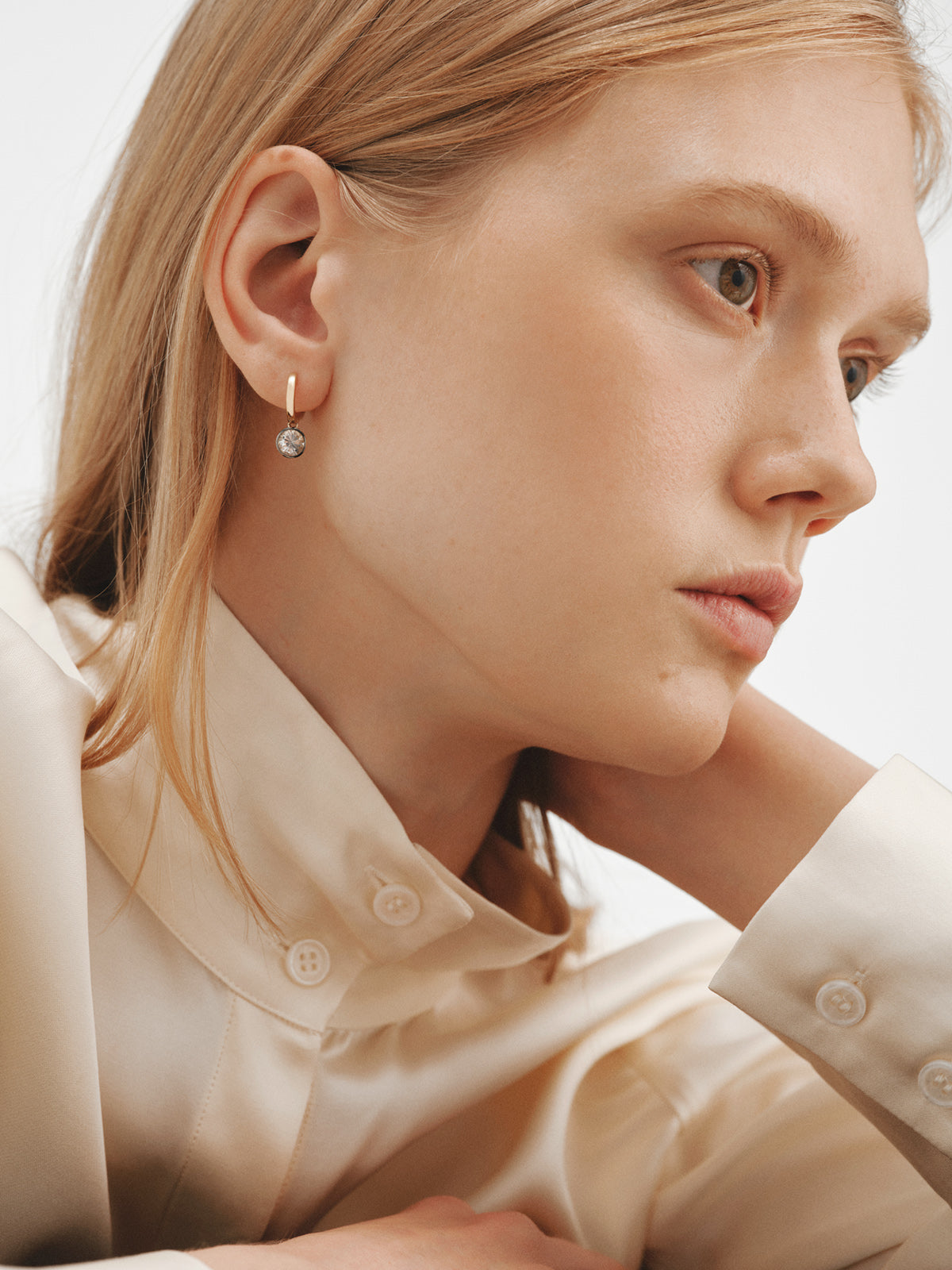 Pendientes de aro bicolor de plata 925 bañada en oro amarillo de 18K con topacios blancos