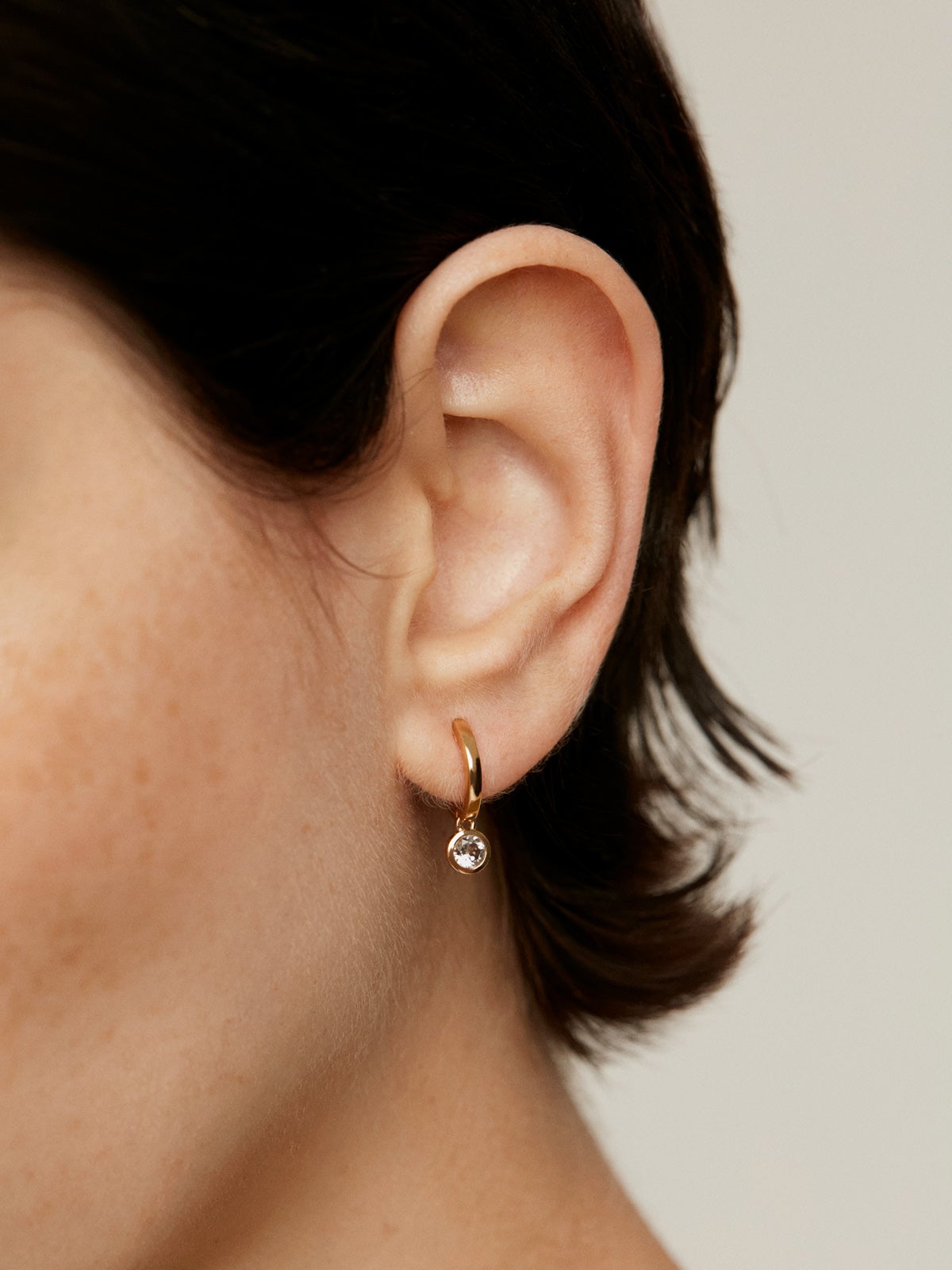 Pendientes de aro pequeños de plata 925 bañada en oro amarillo de 18K con topacio blanco