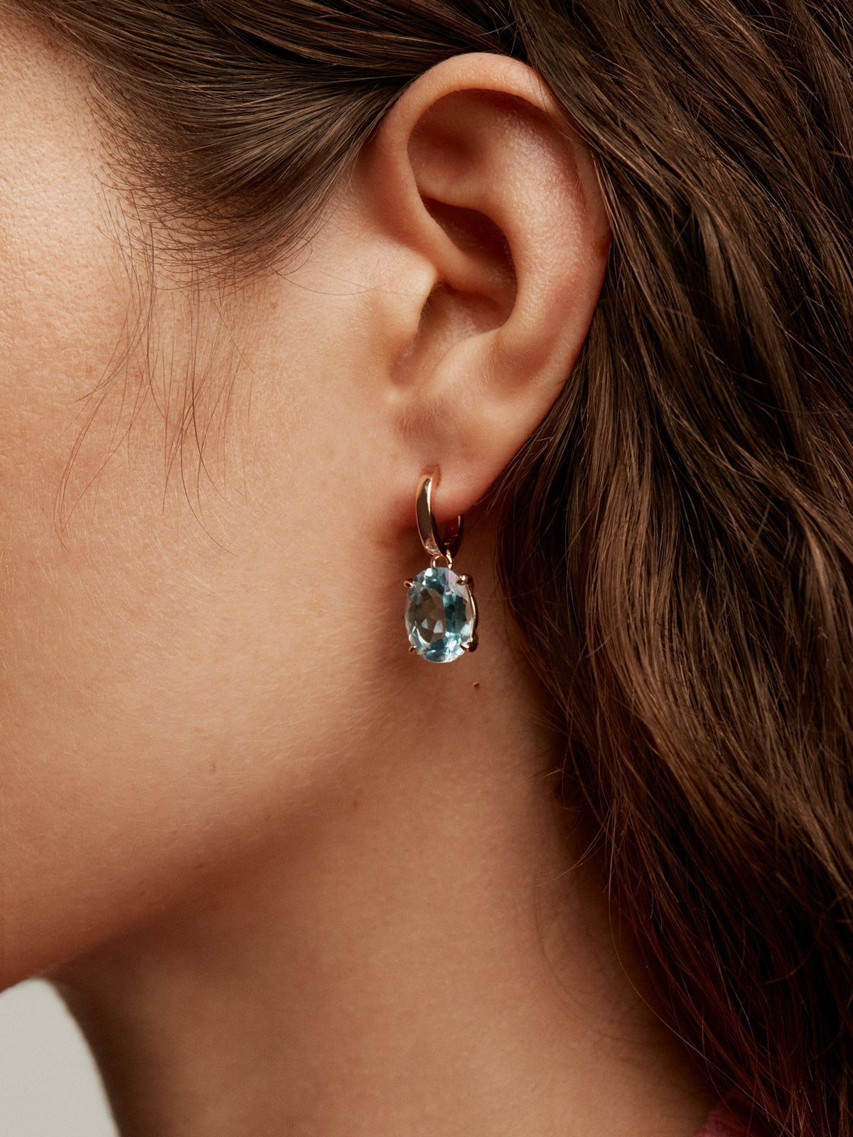 Pendientes de aro grandes de plata 925 bañada en oro rosa de 18K con topacio azul sky