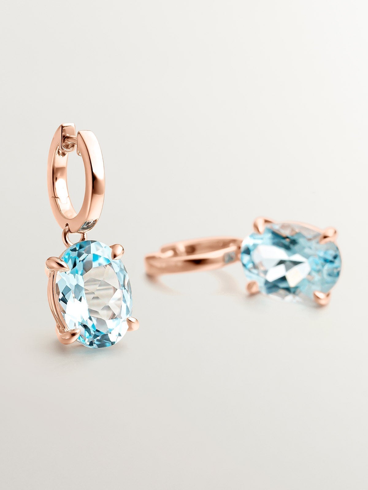 Pendientes de aro grandes de plata 925 bañada en oro rosa de 18K con topacio azul sky
