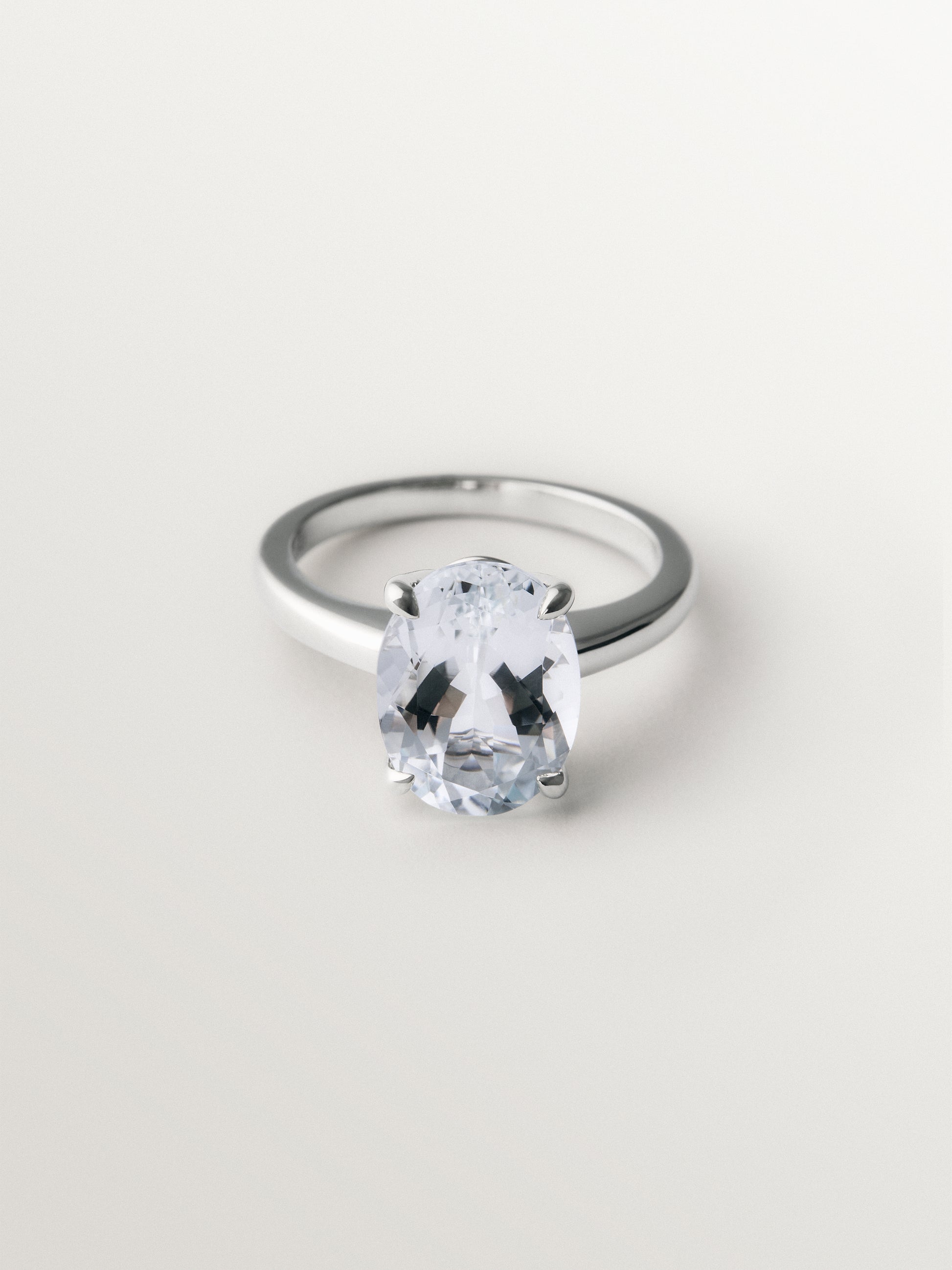 Anillo solitario de plata 925 con topacio blanco