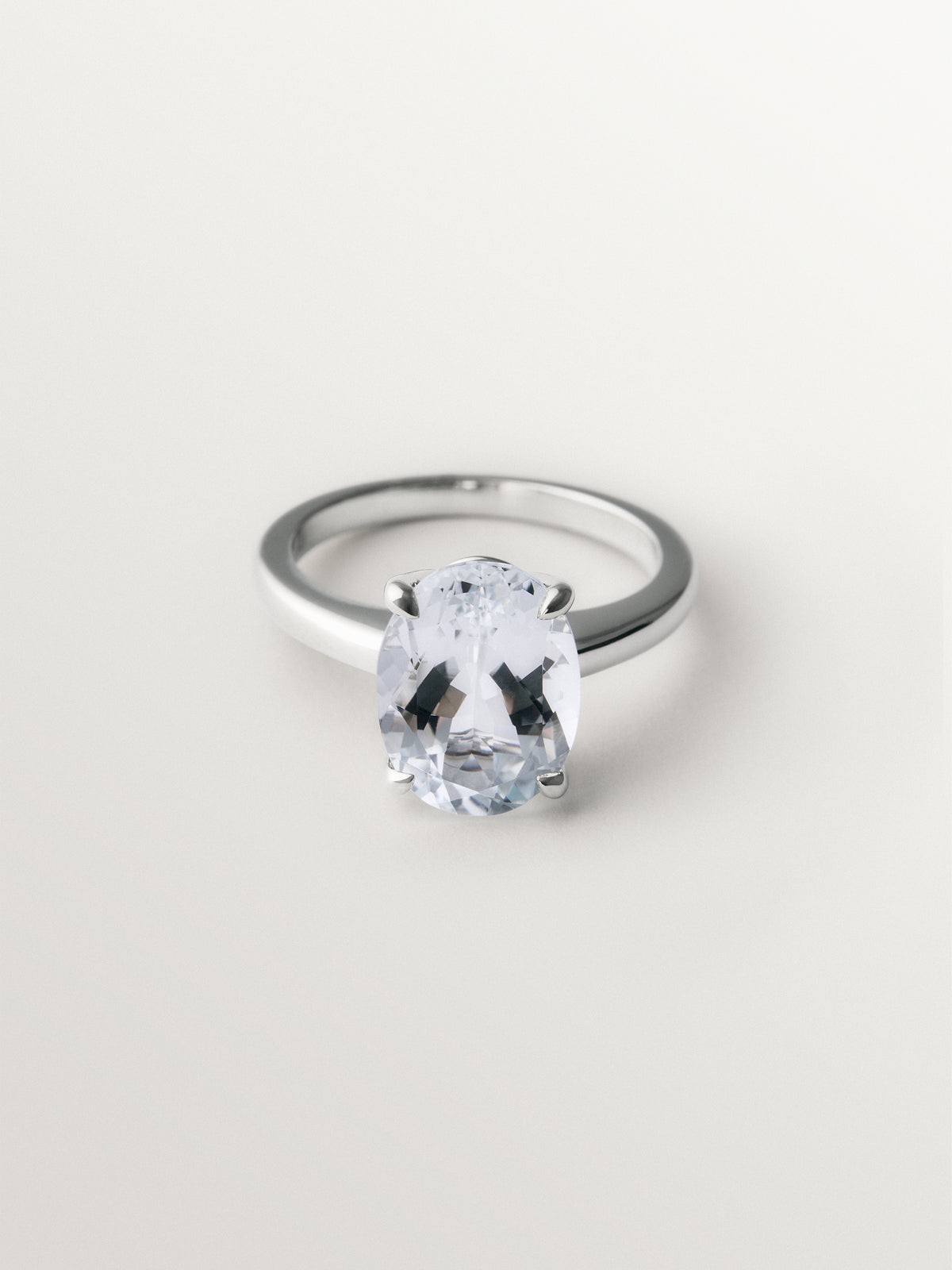 Anillo solitario de plata 925 con topacio blanco