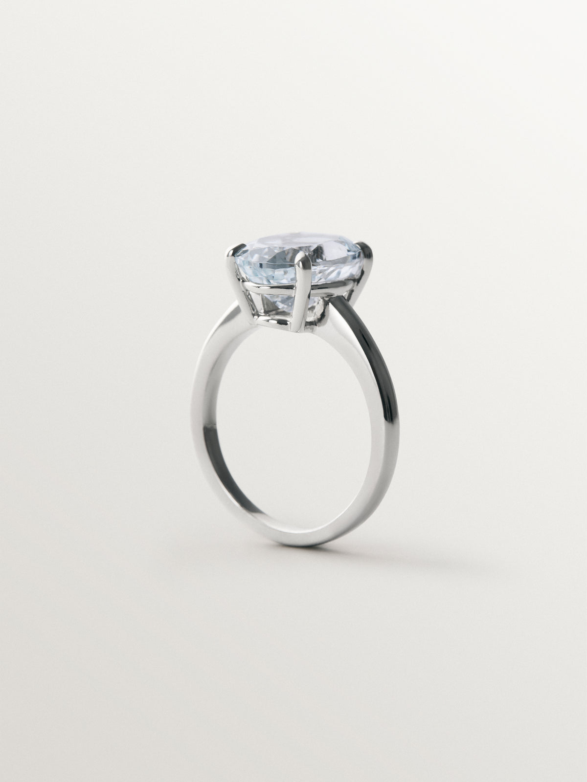 Anillo solitario de plata 925 con topacio blanco