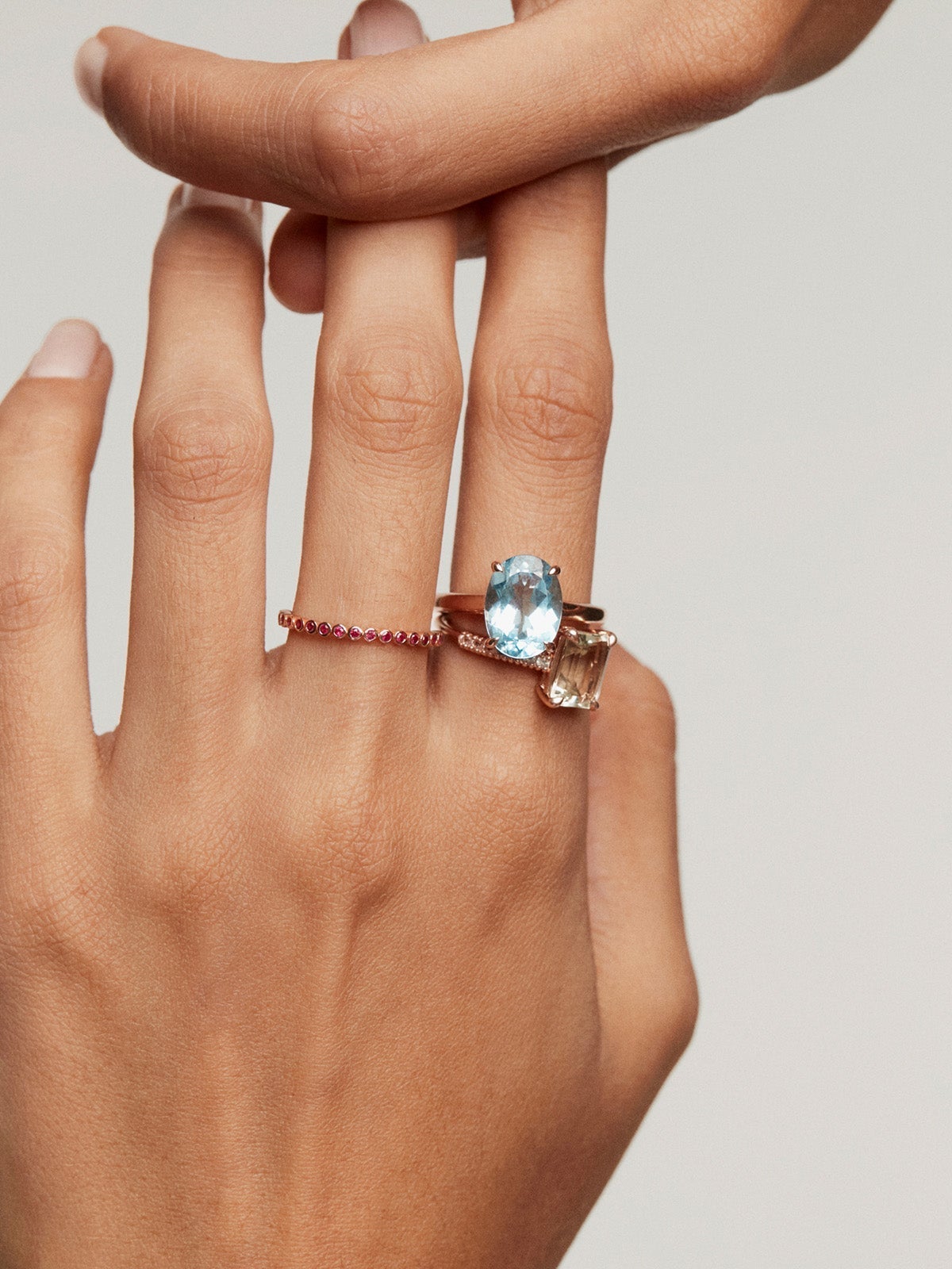 Anillo de plata 925 bañada en oro rosa de 18K con topacio azul sky