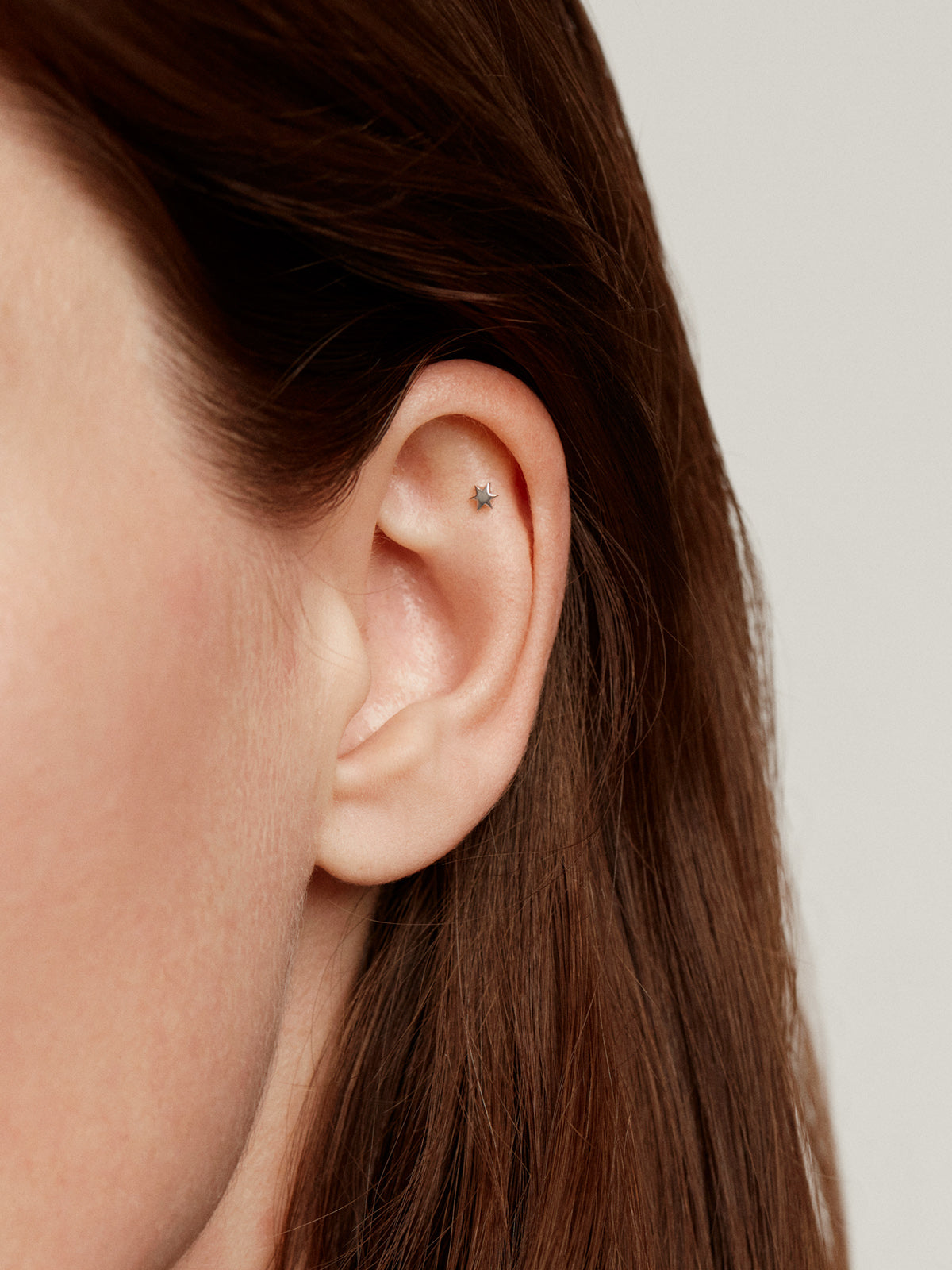 Piercing de oro blanco de 18K con forma de estrella