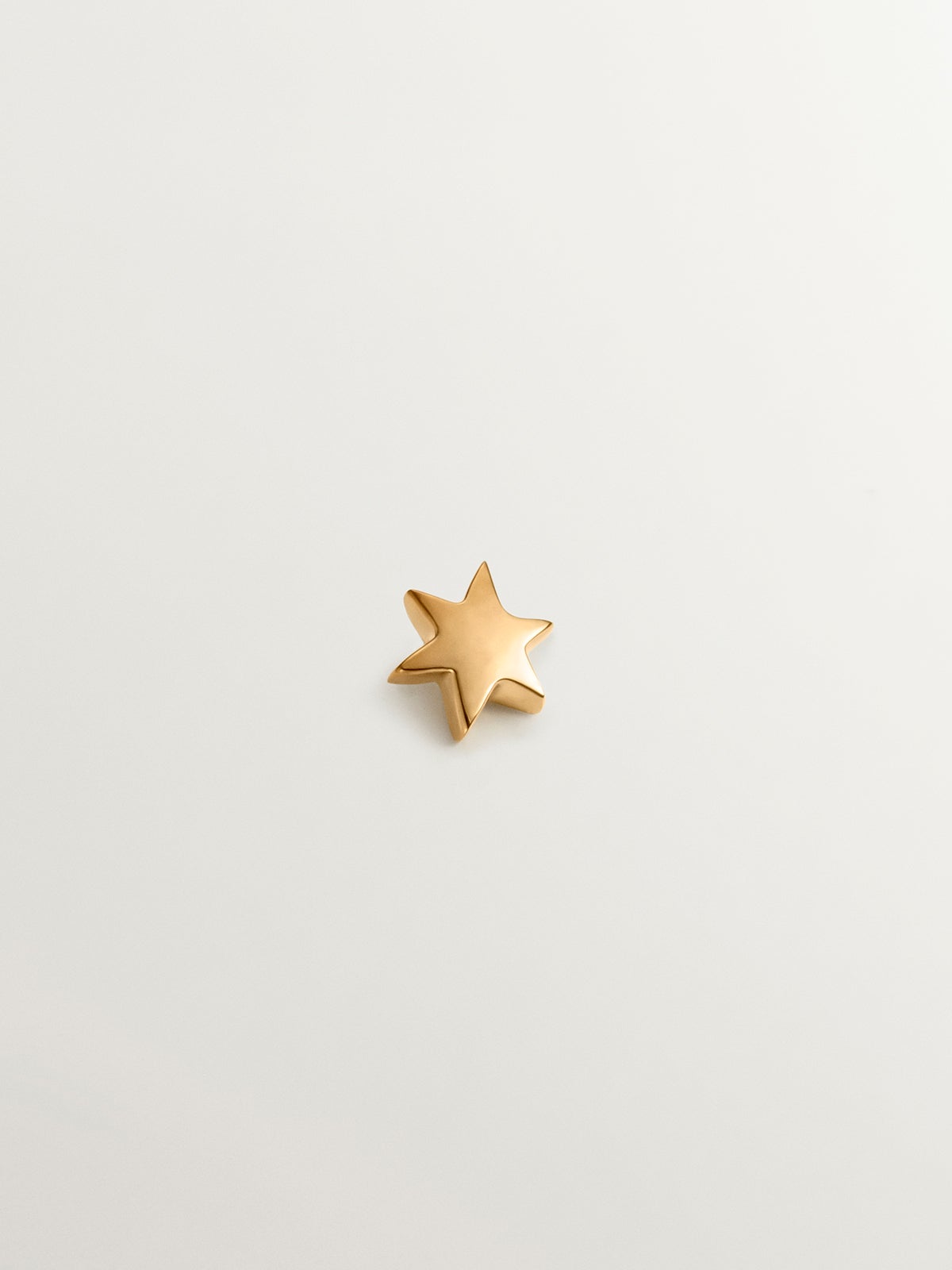 Piercing de oro amarillo de 18K con forma de estrella