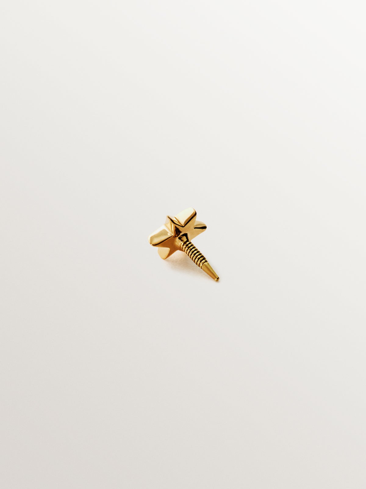 Piercing de oro amarillo de 18K con forma de estrella