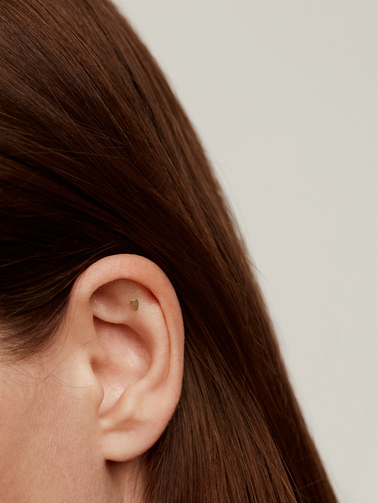 Piercing de oro amarillo de 18K con forma de gota