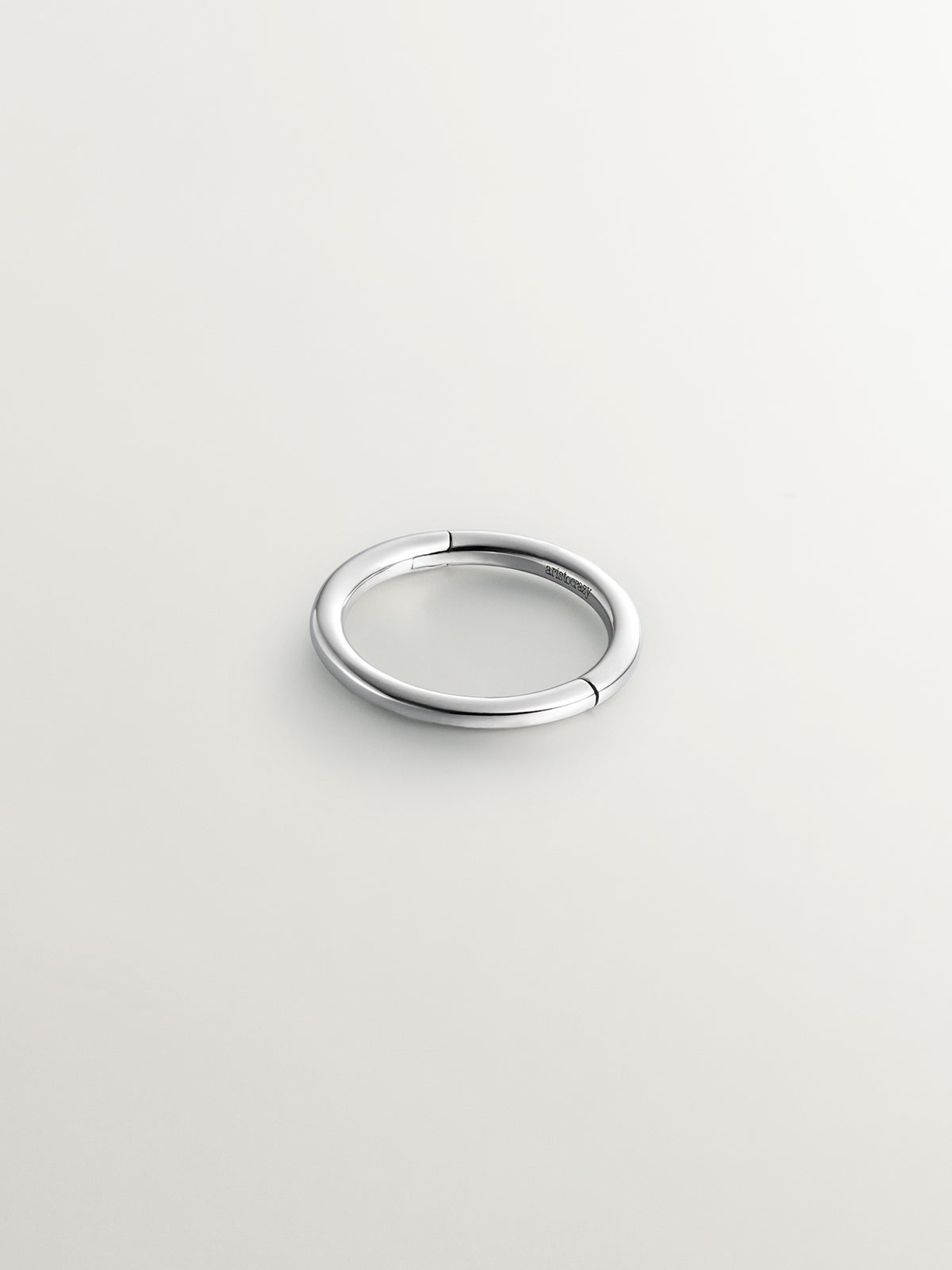 Pendiente individual de aro individual de oro blanco de 18K