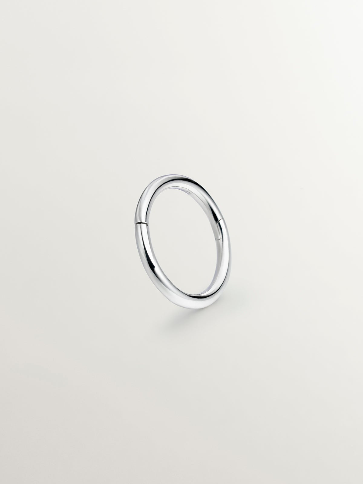 Pendiente individual de aro individual de oro blanco de 18K