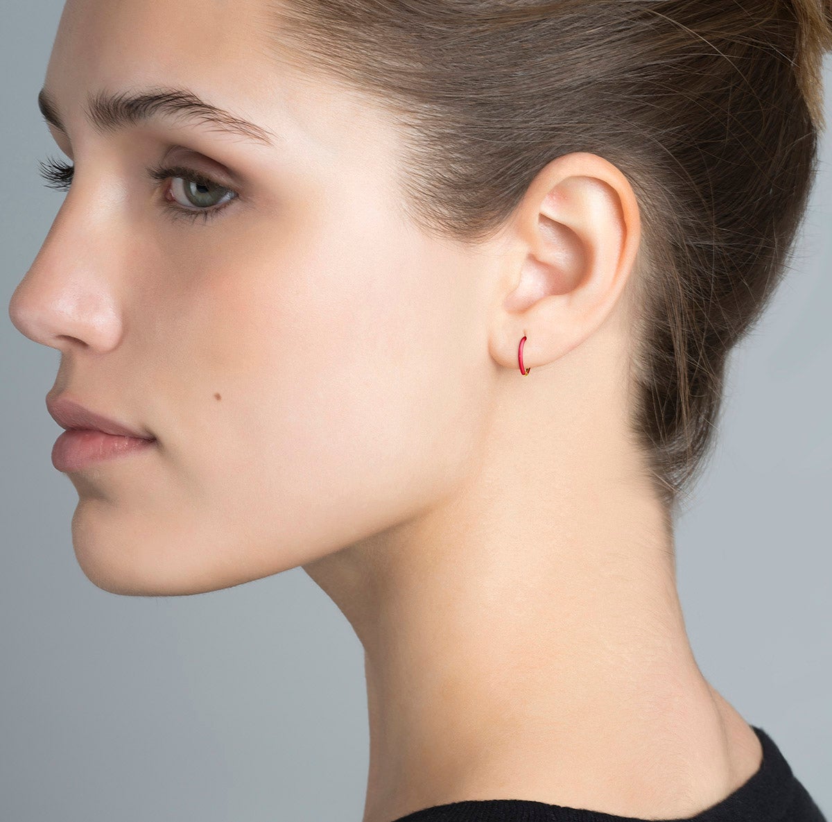 Pendiente individual de aro pequeño de oro amarillo de 9K con esmalte rosa