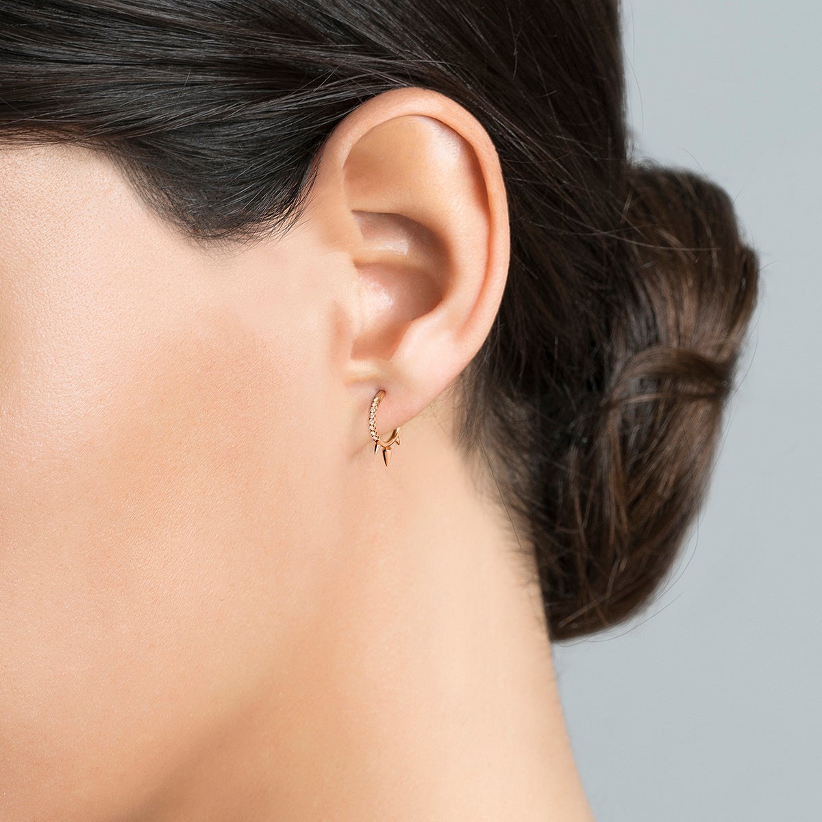 Pendiente individual de aro pequeño de oro rosa de 9K con pinchos y diamantes