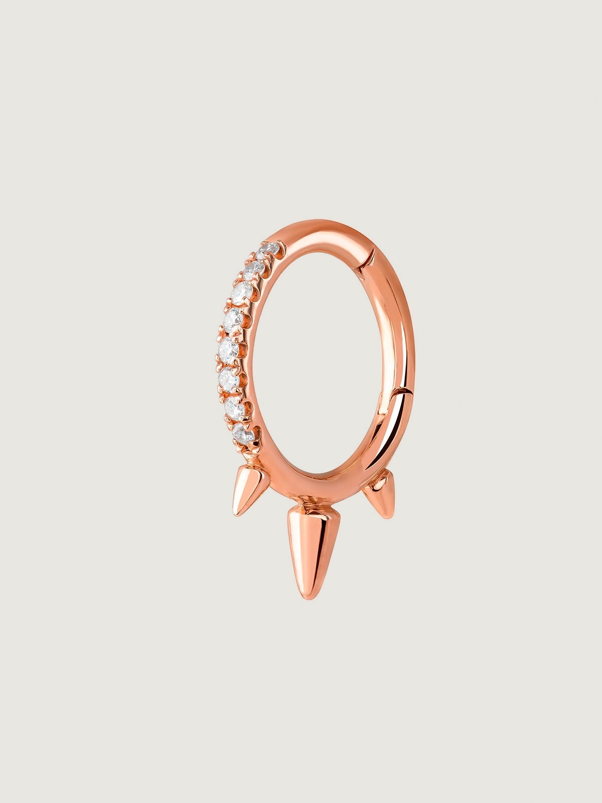 Pendiente individual de aro pequeño de oro rosa de 9K con pinchos y diamantes