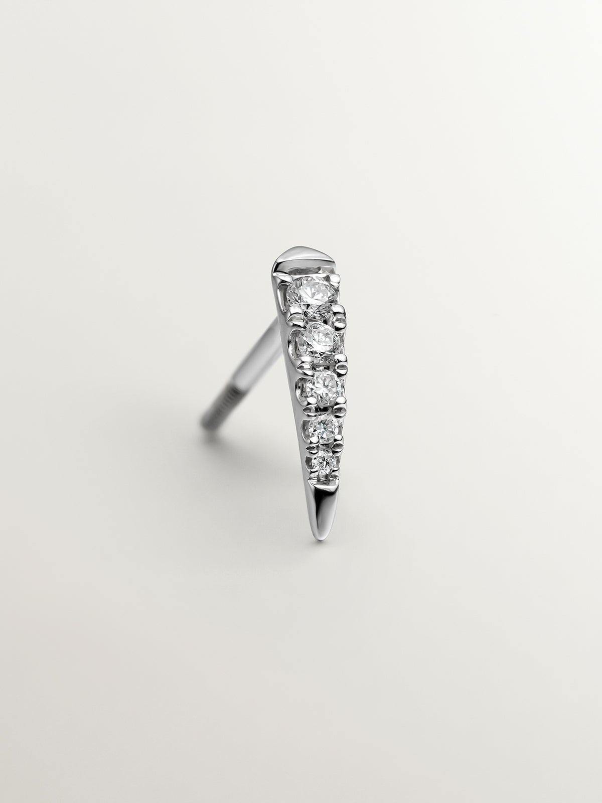 Pendiente individual de oro blanco de 18K con diamantes